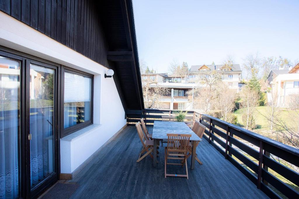 un patio con tavolo e sedie sul balcone. di Apartment Harmony Bled a Bled