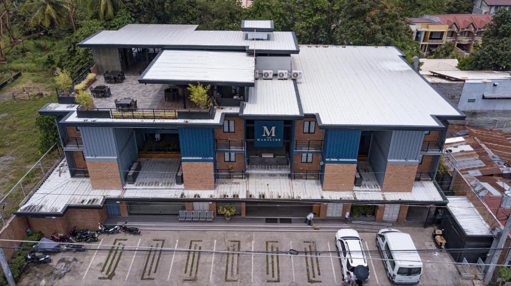 z góry widok na dom z dachem w obiekcie The Madeline Boutique Hotel & Suites w mieście Davao