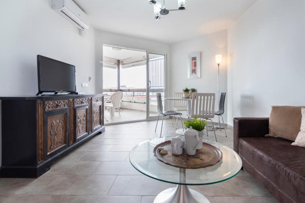 Телевизор и/или развлекательный центр в Formentor Arysal II