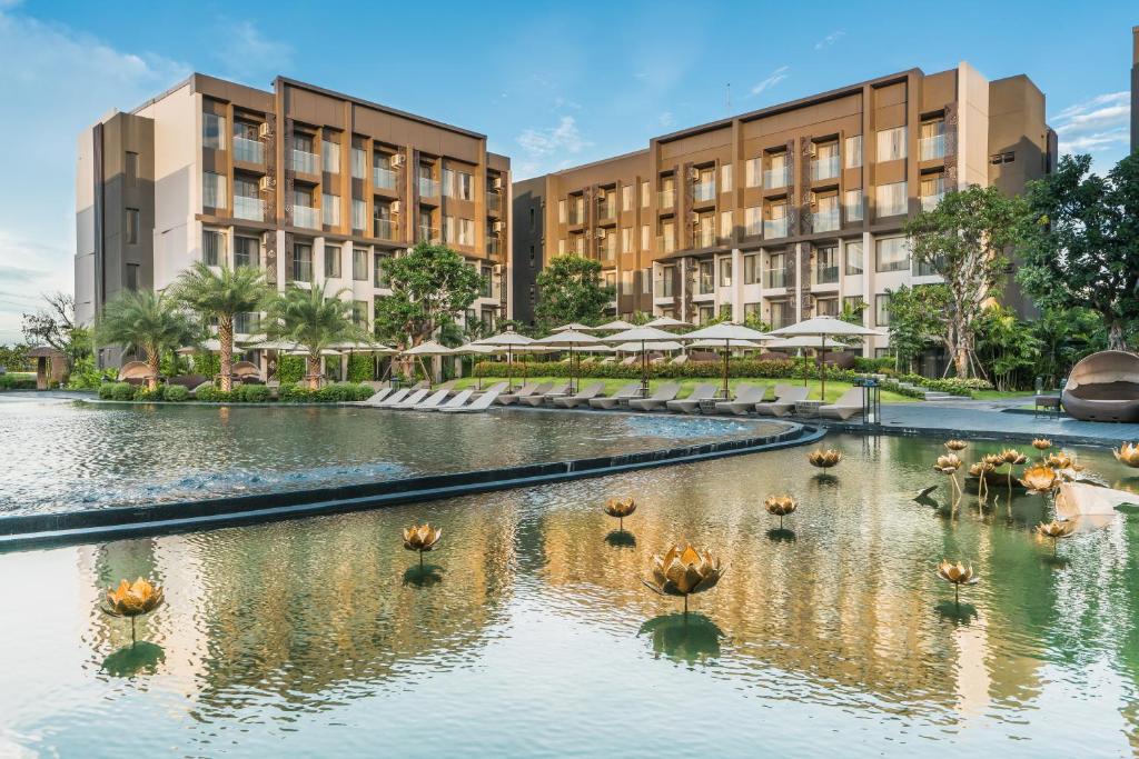 Výhled na řeku, která protéká v blízkosti hotelu