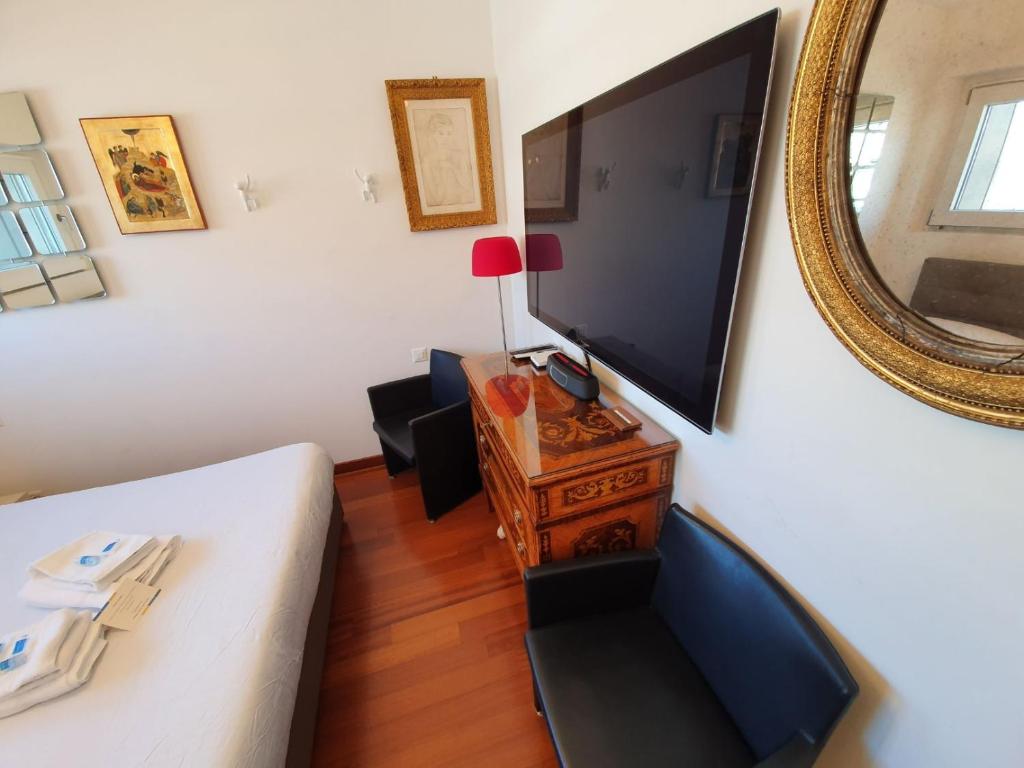 Una televisión o centro de entretenimiento en Il Parco 2 by Quokka 360 - cosy flat with terrace