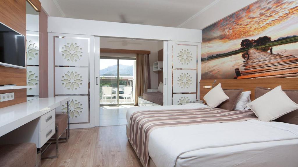 A bed or beds in a room at Holiday Village Türkiye