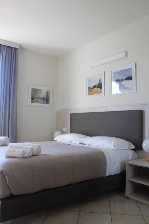 A bed or beds in a room at Villa Nadar