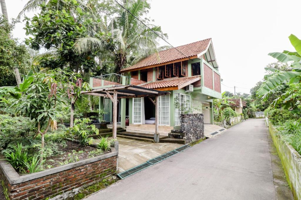 une maison au milieu d'une rue dans l'établissement Omah Kemiri 4 Yogyakarta, à Beran-kidul