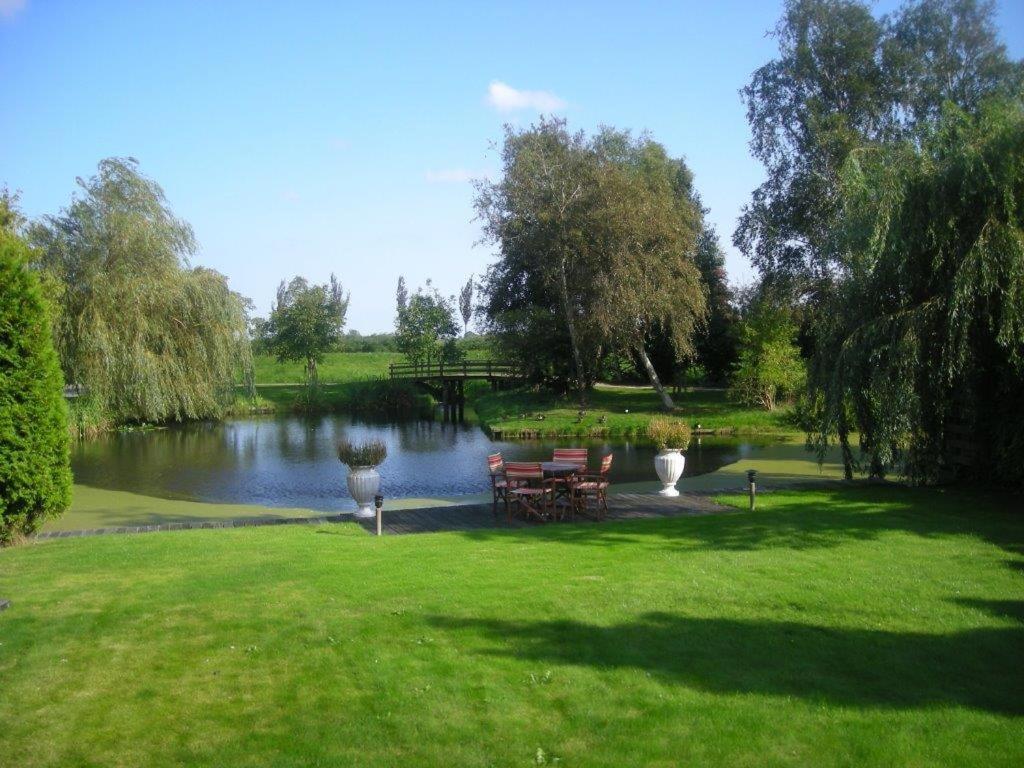 una mesa de picnic en un parque junto a un lago en De Weideblom, en Schermerhorn