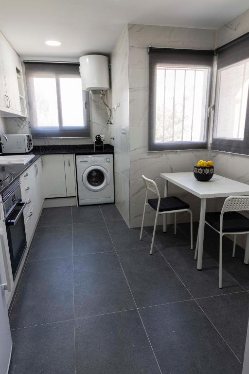 Kuchyň nebo kuchyňský kout v ubytování Apartamentos Maruja Roig 1 Playa Sur