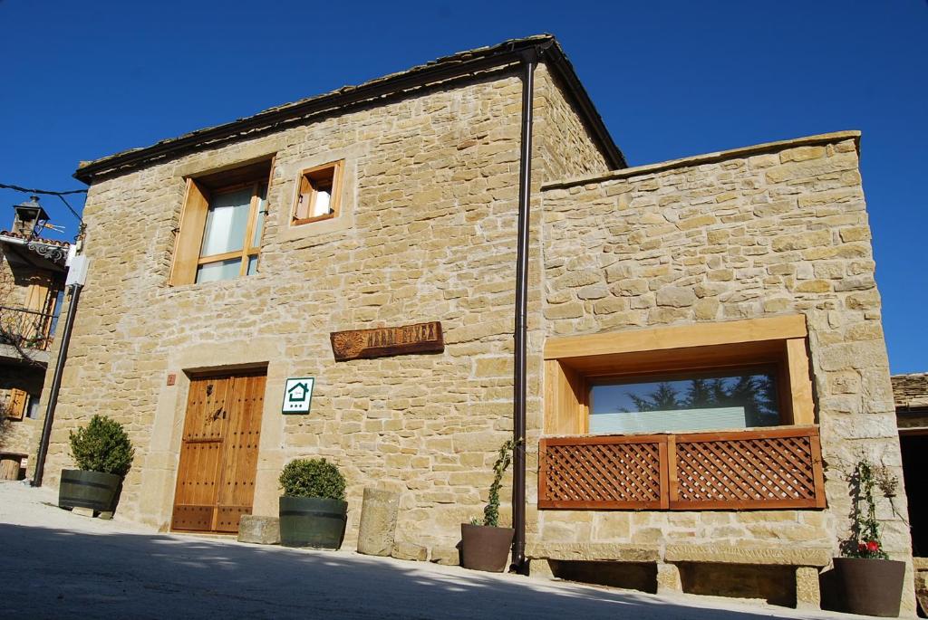 een stenen gebouw met twee ramen en een deur bij Casa Rural Harri Etxea in Iracheta