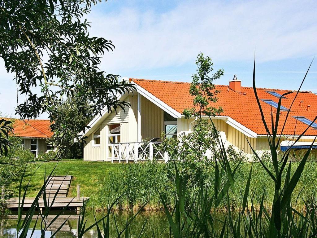 オッテルンドルフにある12 person holiday home in Otterndorfの橙屋根の家像