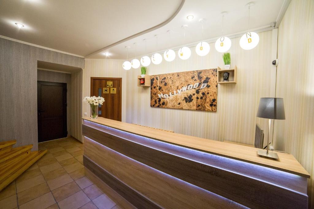 um átrio de uma sala de espera com uma recepção em HOLLYWOOD em Poltava