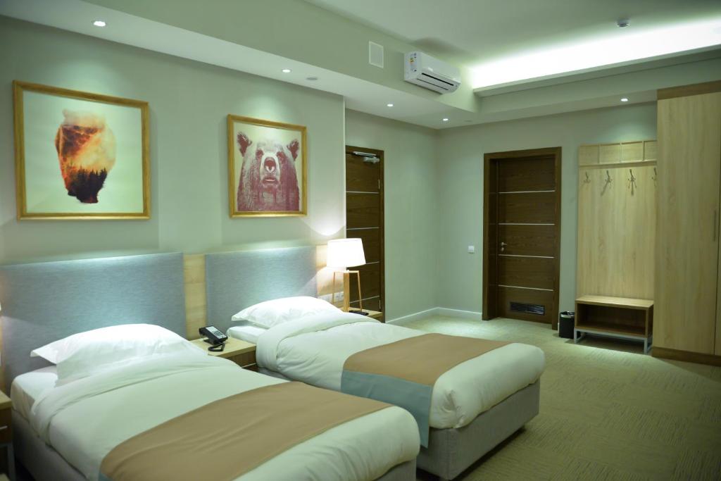 Giường trong phòng chung tại GREEN Which Hotel