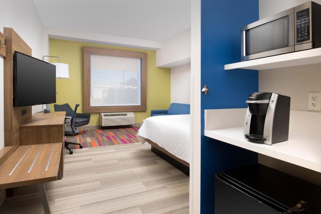 Holiday Inn Express Jacksonville Beach by IHG photo