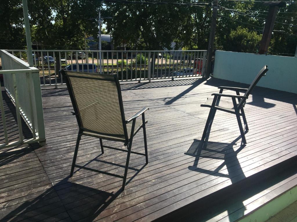 duas cadeiras sentadas no topo de um deque de madeira em Relax IV em Paysandú