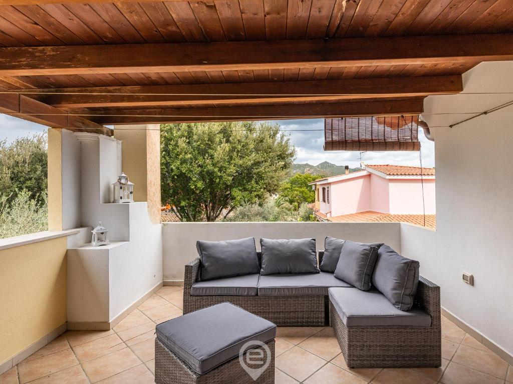 uma sala de estar com um sofá e uma mesa em La Mora - Apartment Near the Sea em Castiadas