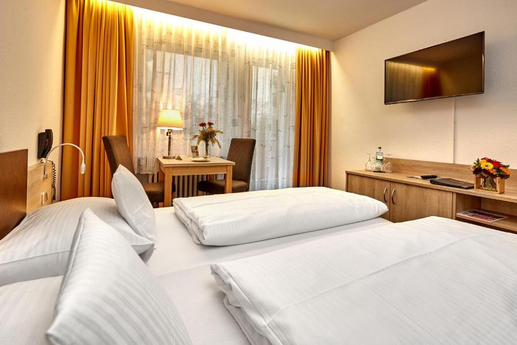Postel nebo postele na pokoji v ubytování Hotel Bayern Vital