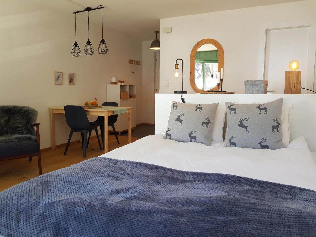 1 dormitorio con cama, escritorio y silla en Studio - Cosy et central, Haute-Nendaz, 4 Vallées, en Nendaz