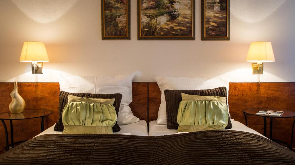 Postel nebo postele na pokoji v ubytování Hotel Löhr