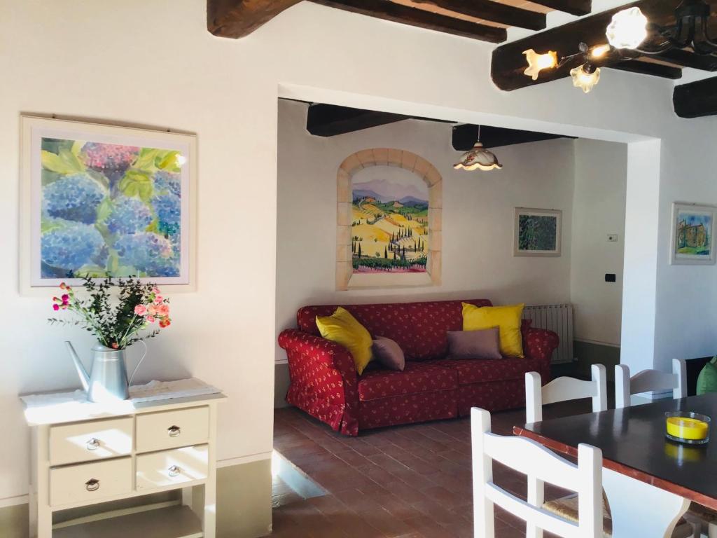 A seating area at Borgo Fastelli - House in historical Borgo in Tuscany - Quercia