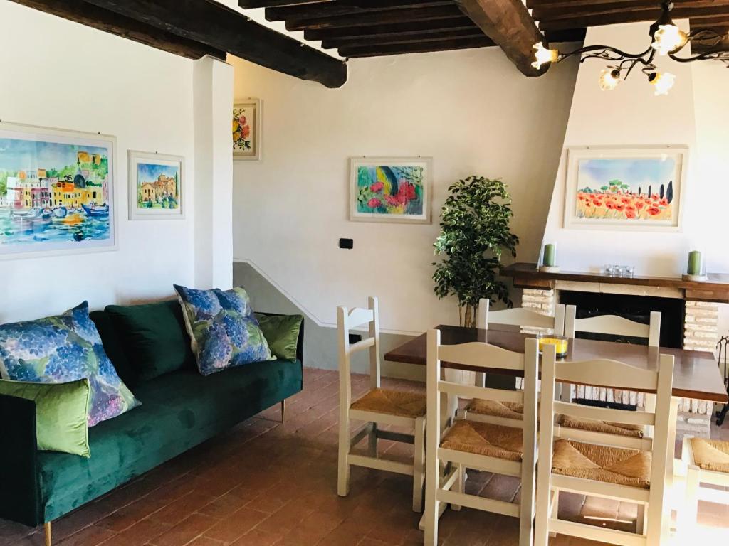 A seating area at Borgo Fastelli - House in historical Borgo in Tuscany - Quercia