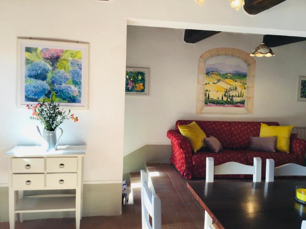 A seating area at Borgo Fastelli - House in historical Borgo in Tuscany - Quercia