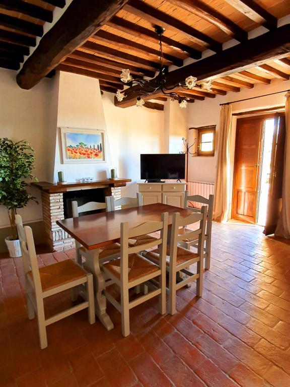 A television and/or entertainment centre at Borgo Fastelli - House in historical Borgo in Tuscany - Quercia