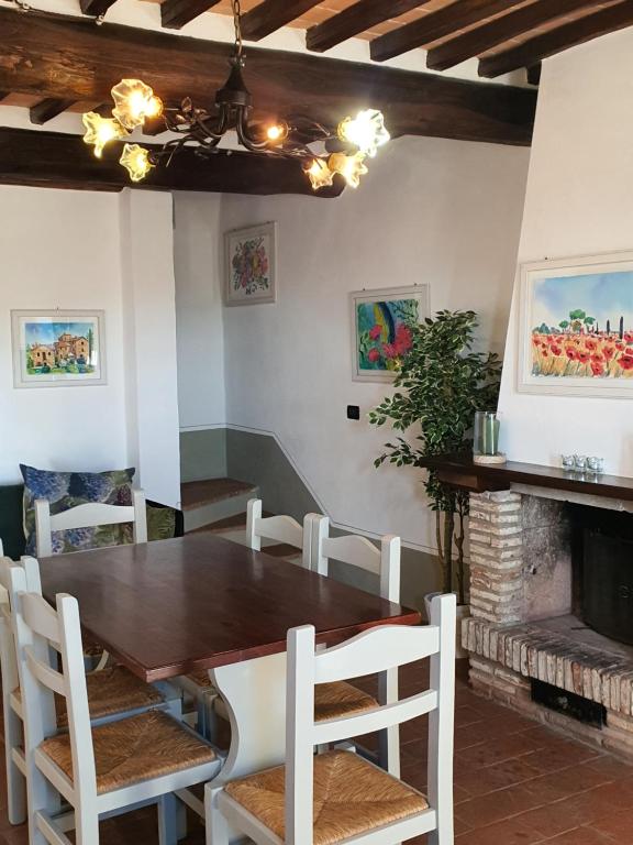 A seating area at Borgo Fastelli - House in historical Borgo in Tuscany - Quercia