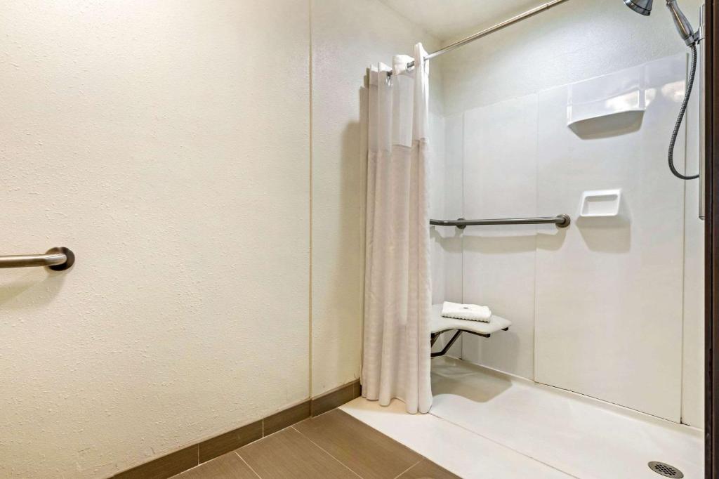 Comfort Inn & Suites near Route 66 - Sala Rei Com Roll-in-shers-acessível/não Fumante