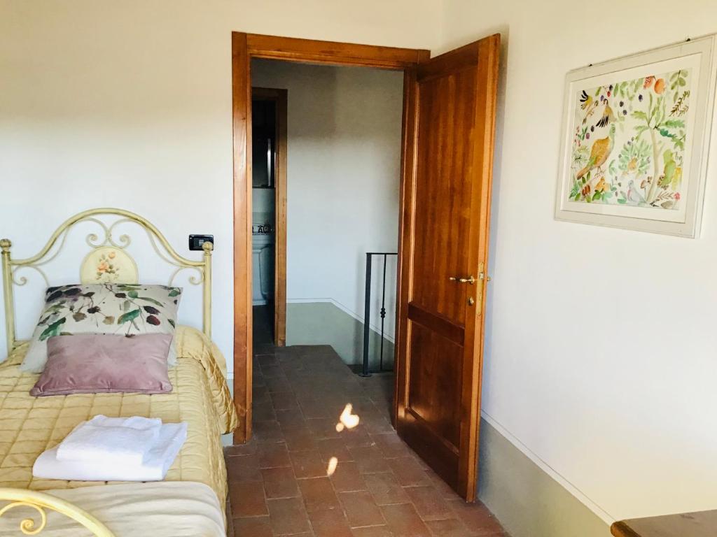 A bed or beds in a room at Borgo Fastelli - House in historical Borgo in Tuscany - Quercia