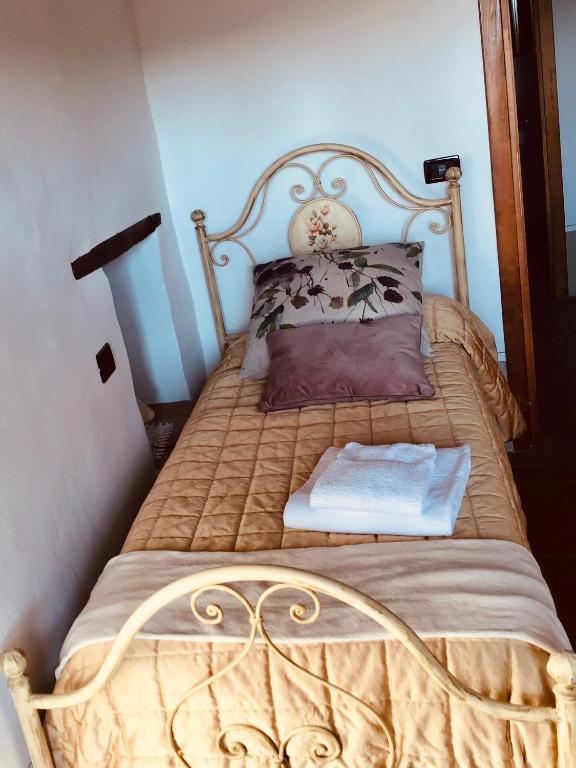 A bed or beds in a room at Borgo Fastelli - House in historical Borgo in Tuscany - Quercia