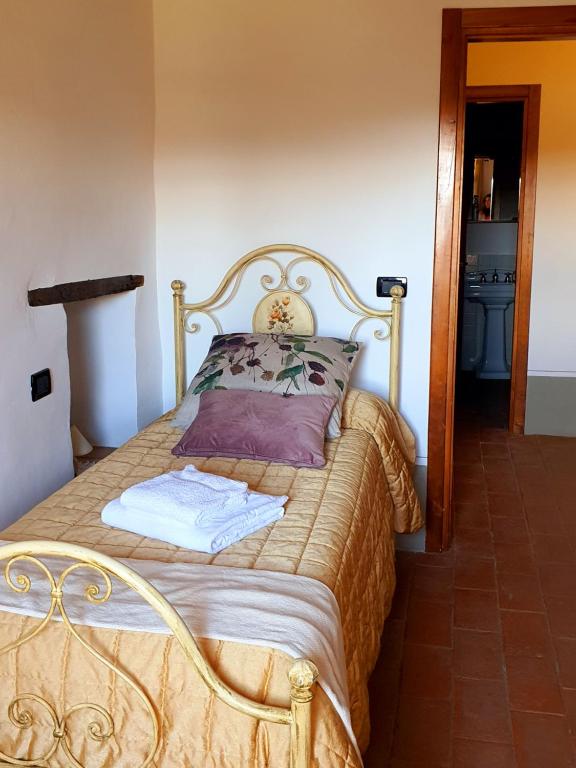 A bed or beds in a room at Borgo Fastelli - House in historical Borgo in Tuscany - Quercia