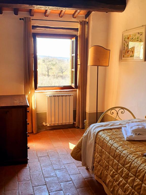 A bed or beds in a room at Borgo Fastelli - House in historical Borgo in Tuscany - Quercia