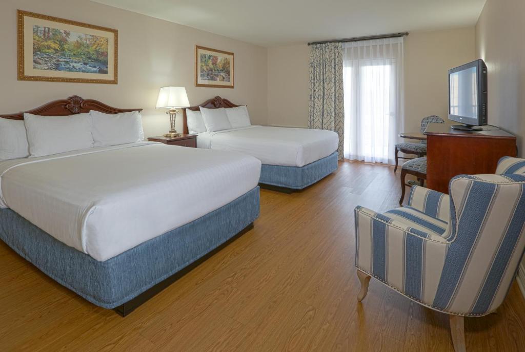Кровать или кровати в номере Music Road Resort Hotel and Inn