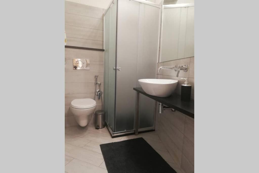 A bathroom at Palazzo D'Arrigo White Loft