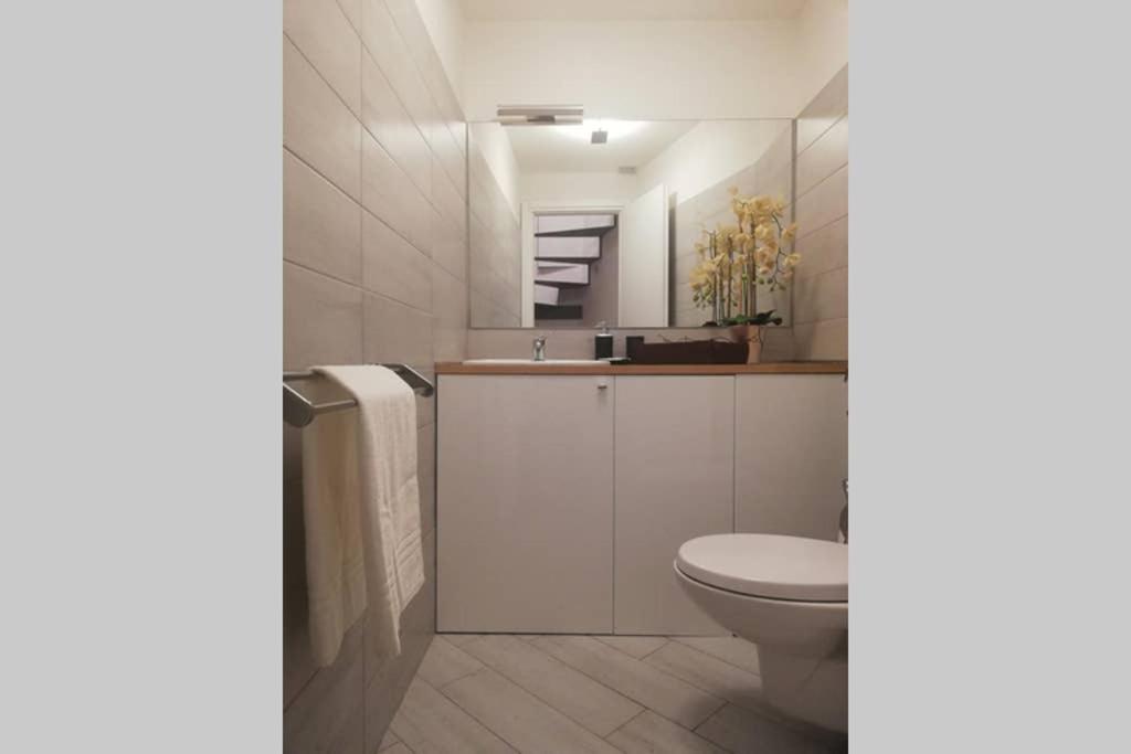 A bathroom at Palazzo D'Arrigo White Loft