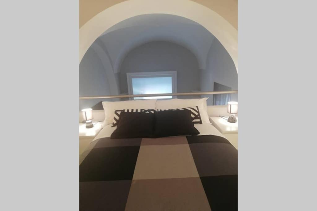 A bed or beds in a room at Palazzo D'Arrigo White Loft