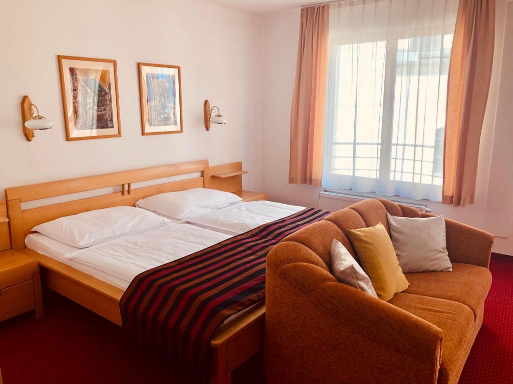 เตียงในห้องที่ Hotel & Penzión Grand Matej
