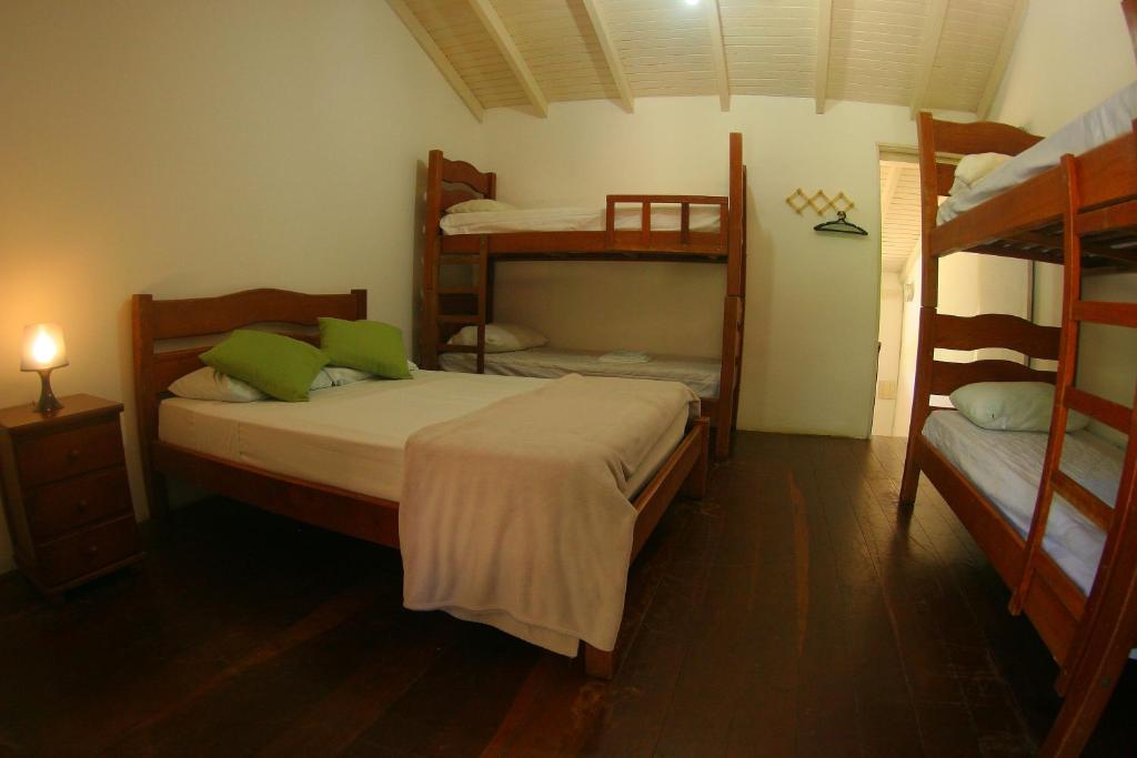 Cama ou camas em um quarto em Pousada Tubes Maresias