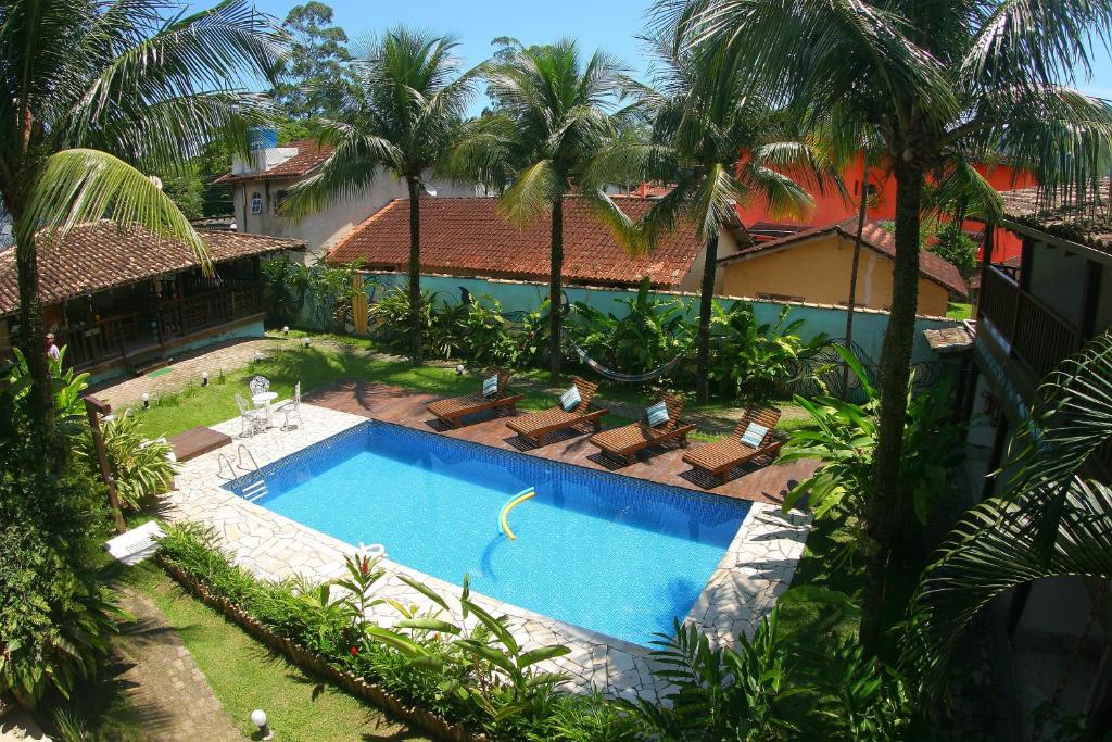 einen Blick über den Pool in einem Resort in der Unterkunft Pousada Tubes Maresias in Maresias