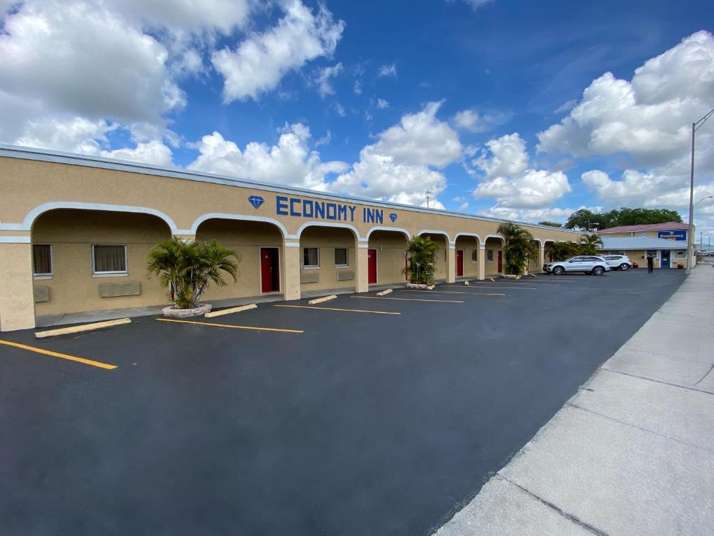 un aparcamiento vacío frente a la posada aenergy en Economy Inn, en Arcadia