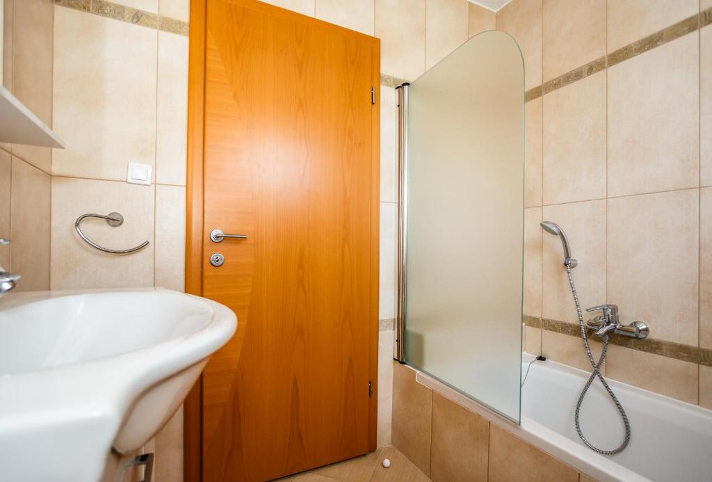 Mare & Mons Seafront Apartments - 12