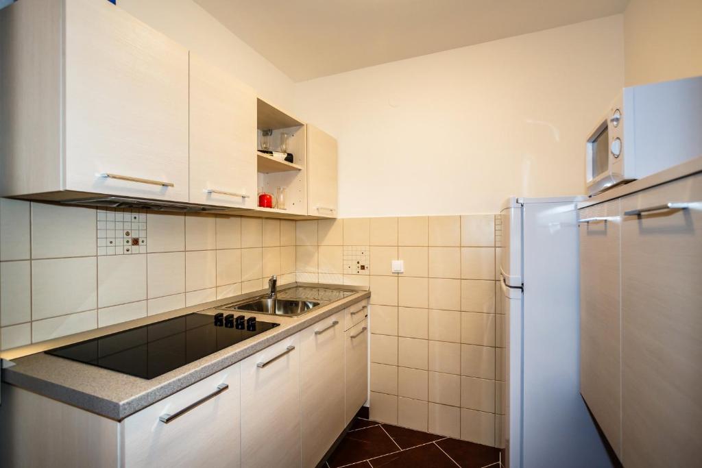 Mare & Mons Seafront Apartments - 15