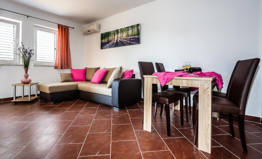 Mare & Mons Seafront Apartments - 18