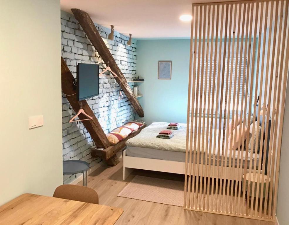 een kleine slaapkamer met een bed en een trap bij Rainbow Central Studio by Carpe Diem in Zagreb