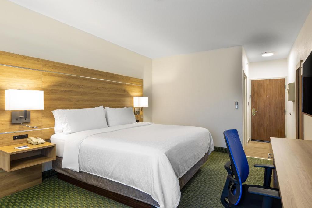 a hotel room with a large bed and a desk at Holiday Inn Express San Jose Costa Rica Airport by IHG in Alajuela City