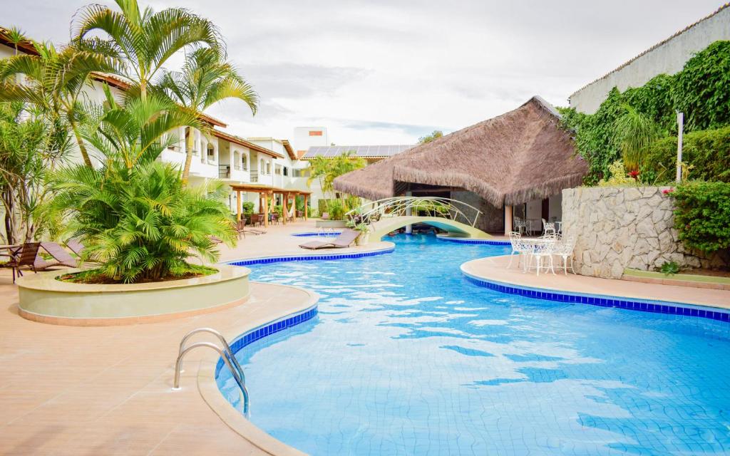 בריכת השחייה שנמצאת ב-Sarana Praia Hotel או באזור