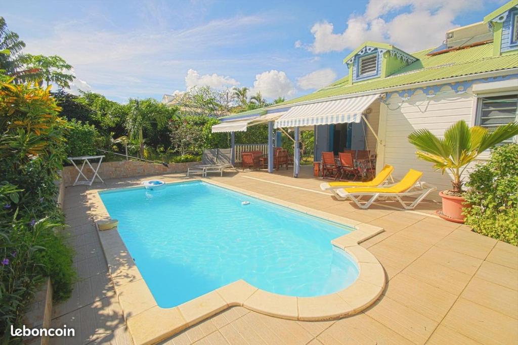 einen Pool im Hinterhof eines Hauses in der Unterkunft VILLA CREOLE in Saint-François