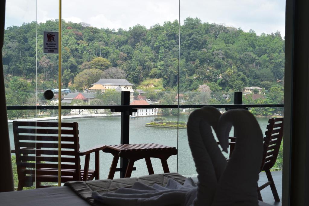 Výhled na řeku, která protéká v blízkosti hotelu