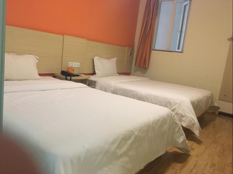 En eller flere senge i et værelse på 7Days Inn Guiyang Jinyang Century City Shopping Center