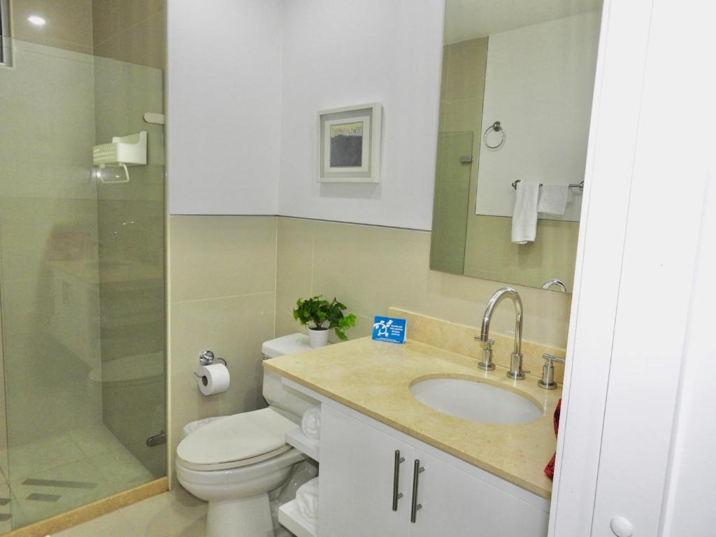 Koupelna v ubytování Hermoso apartamento con todas las comodidades acceso directo a la playa Morros Epic sector La Boquilla cumple protocolos de bioseguridad