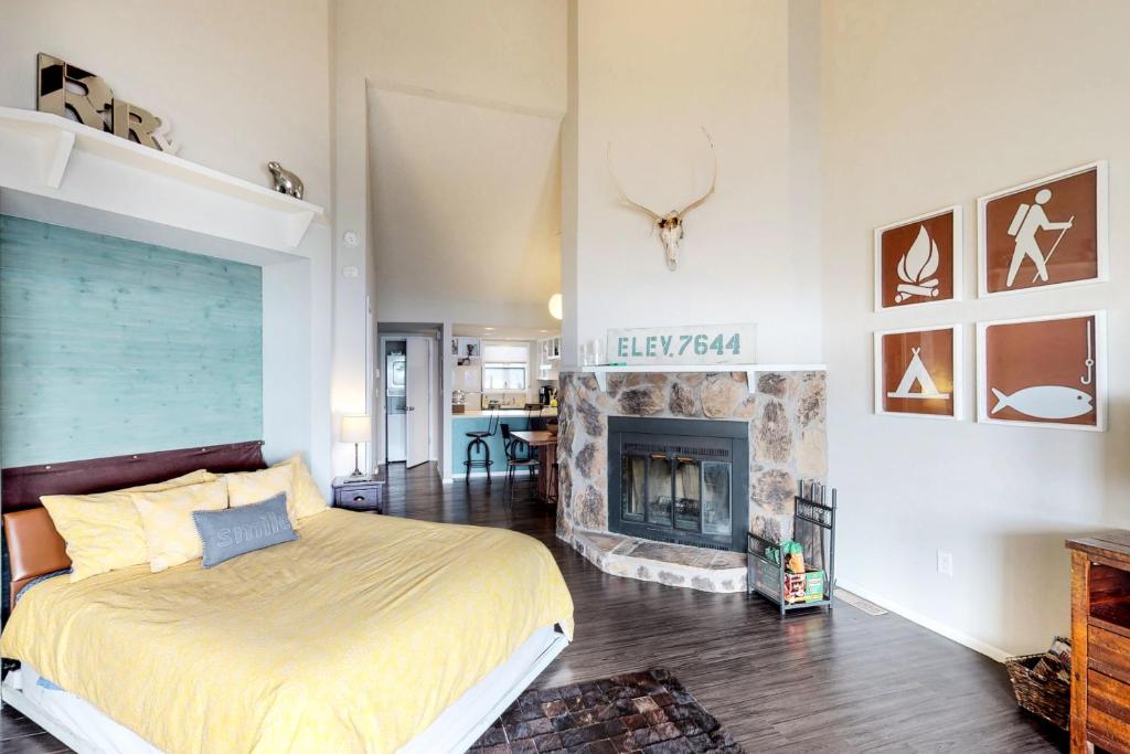 1 dormitorio con 1 cama y chimenea en Aspenwood 4220, en Pagosa Springs