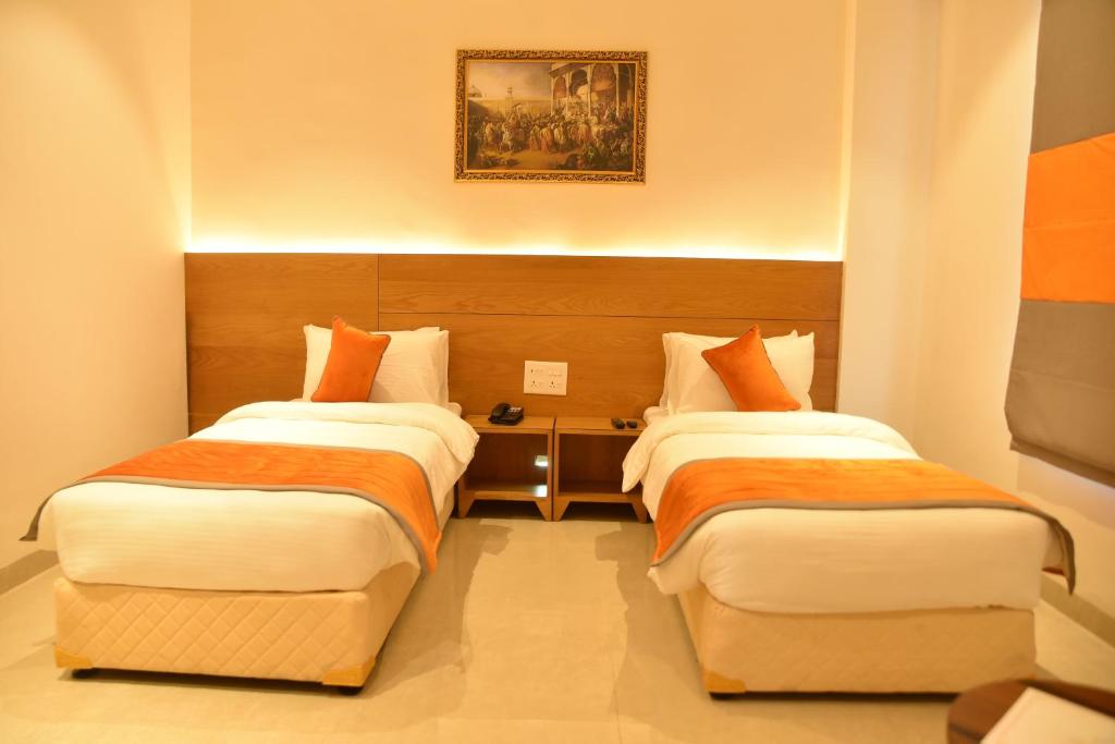 ein Hotelzimmer mit 2 Betten in einem Zimmer in der Unterkunft HOTEL ICON Rajpura in Rājpura
